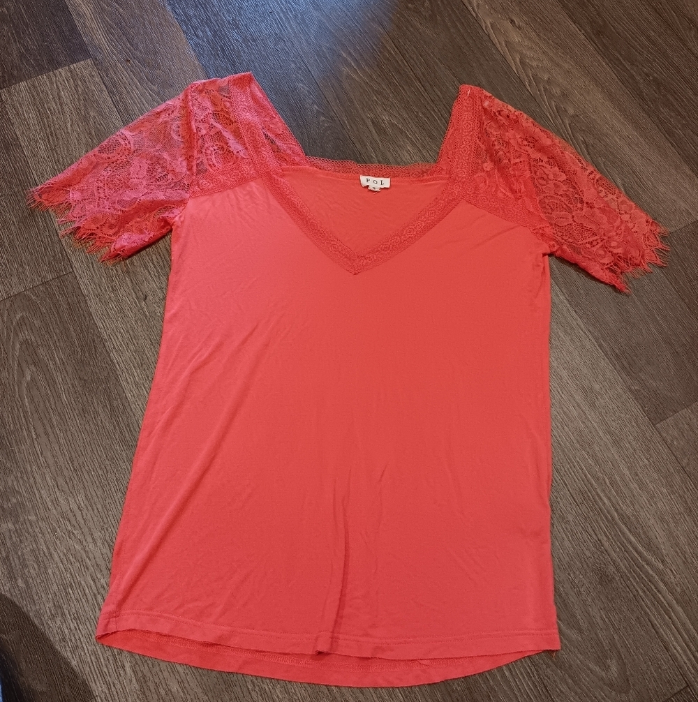 POL Lace-Sleeve V-Neck Top in Coral Sz S